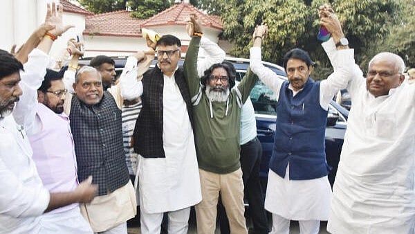 <div class="paragraphs"><p>Jharkhand Chief Minister Hemant Soren with INDI alliance leaders leaves after meeting Governor Santosh Gangwar regarding formation of the new government, at Raj Bhawan, in Ranchi, Sunday, Nov. 24, 2024.</p></div>