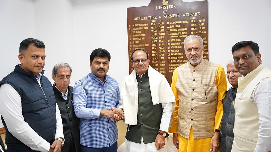 <div class="paragraphs"><p>MPs from Karnataka on Wednesday met&nbsp;Union Minister of Agriculture and Farmers Welfare Shivraj Singh Chouhan.</p></div>