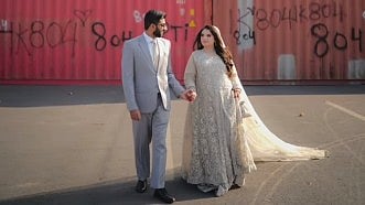 <div class="paragraphs"><p>Pakistani couple wedding photoshoot at PTI protest site</p></div>