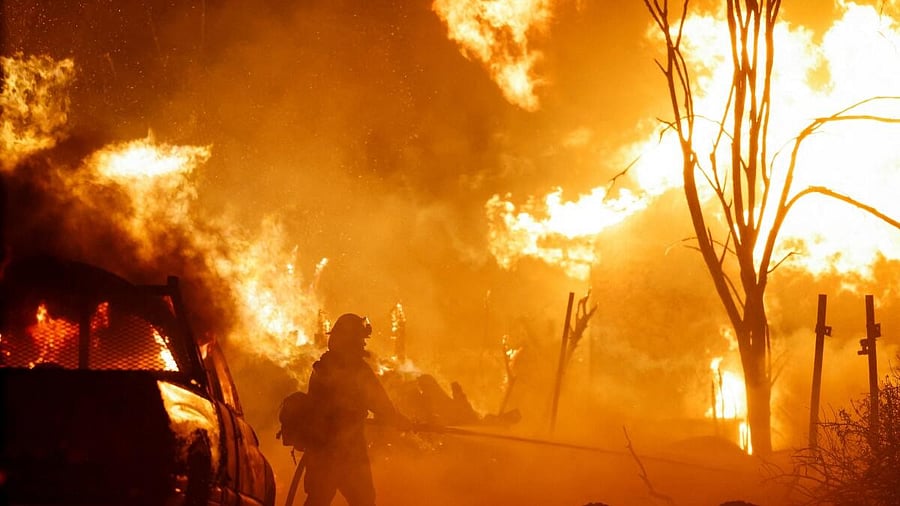 <div class="paragraphs"><p>Firefighters tackle the Park Fire near Chico.</p></div>