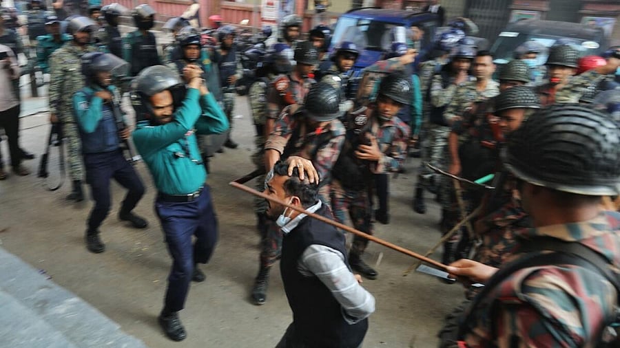 <div class="paragraphs"><p>Law enforcers charge batons to disperse followers gathered to demand the release of their leader Chinmoy Krishna Das, at the Chattogram Metropolitan Magistrate Court, in Chattogram.</p></div>
