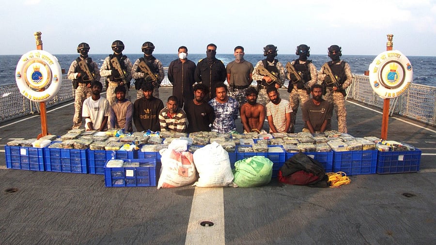 <div class="paragraphs"><p>Navy officers with the smugglers and the seized drugs.</p></div>