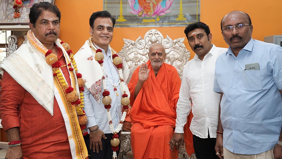 <div class="paragraphs"><p>Karnataka BJP leaders with Vokkaliga pontiff Kumara Chandrashekaranatha Swami.</p></div>