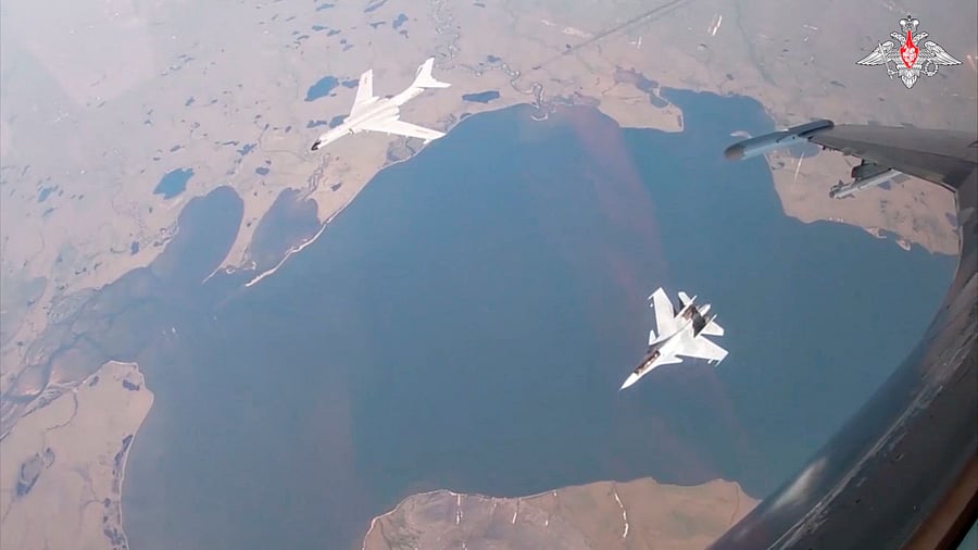 <div class="paragraphs"><p>Russia and Chinese military planes conduct joint patrol</p></div>