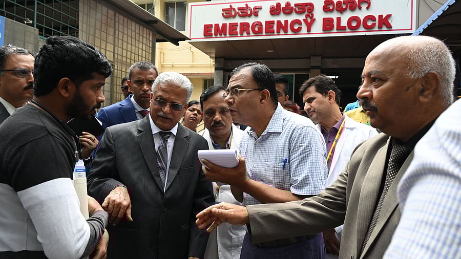 Lokayukta BS Patil and Upa Lokayukta Justices KN Phaneendra and B Veerappa during the surprise inspection at KC General Hospital in Malleswaram on Friday. DH PHOTO/B K JANARDHAN