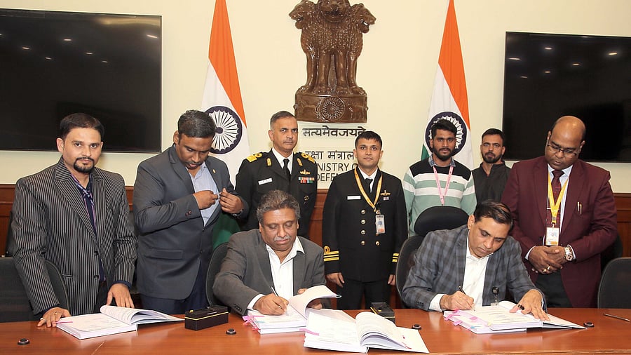 <div class="paragraphs"><p>Ministry of Defence inks contract worth ₹1207 Cr with Cochin Shipyard Limited.</p></div>