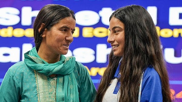 <div class="paragraphs"><p> Olympic bronze meldallist para-archer Sheetal Devi with her mother Shakti Devi.</p></div>