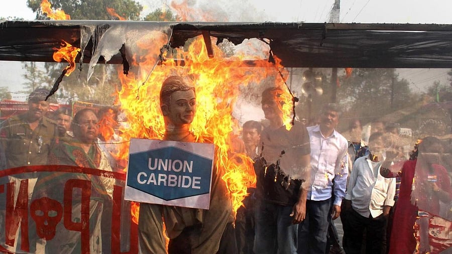 <div class="paragraphs"><p>Survivors of the 1984 Bhopal gas disaster burn an effigy representing Union Carbide and Dow Chemicals, in 2018.</p></div>