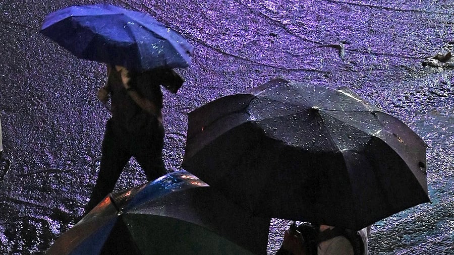 <div class="paragraphs"><p>People take cover as the city receives continuous showers on Sunday. Many chose to stay indoors over the weekend.</p></div>