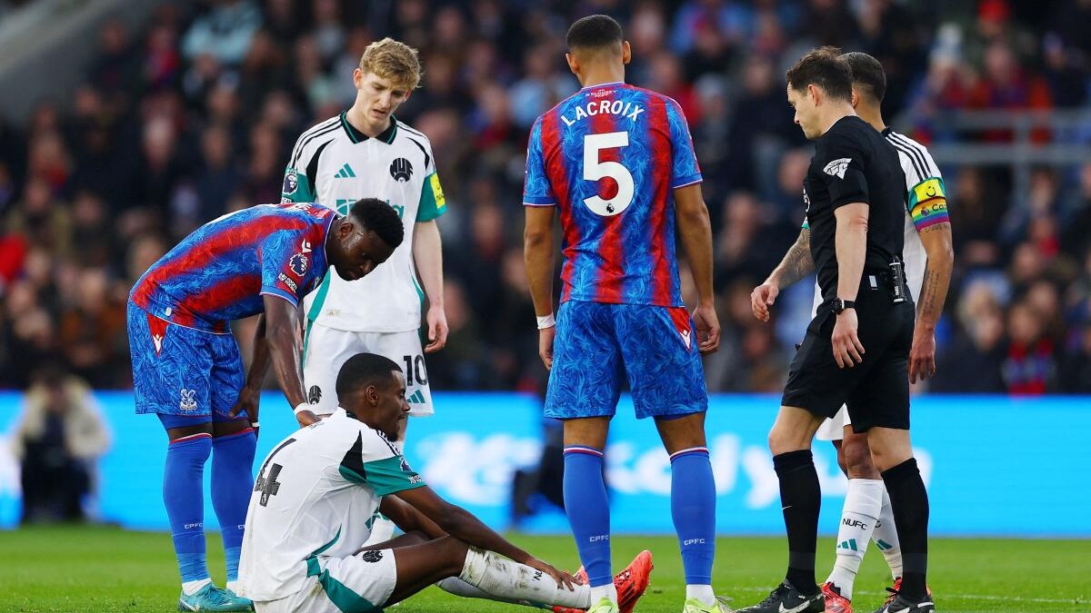<div class="paragraphs"><p>Newcastle United's Alexander Isak reacts after sustaining an injury as players look on.</p></div>