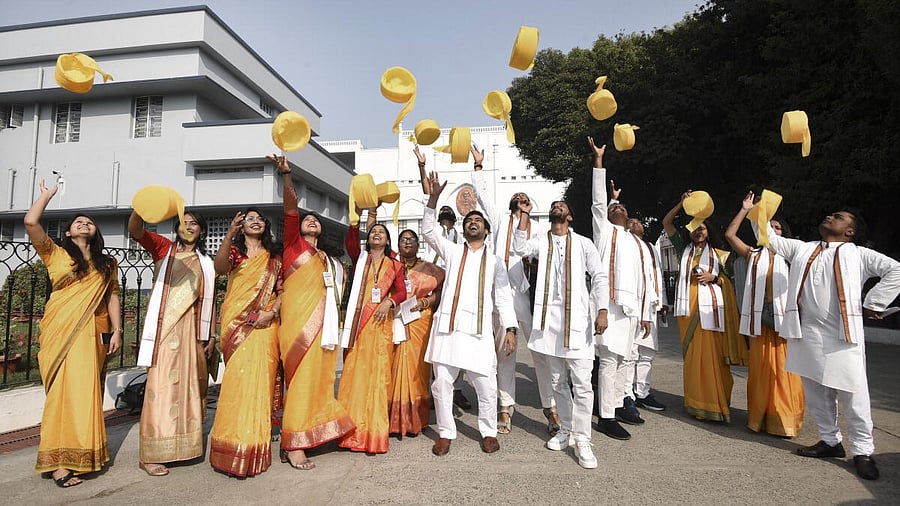 <div class="paragraphs"><p>A convocation ceremony at Patna University where students are seen in Indian attire.</p></div>