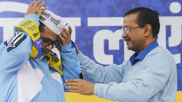 <div class="paragraphs"><p>Motivational speaker and educationist Avadh Ojha joins AAP in the presence of AAP convener Arvind Kejriwal and senior leader Manish Sisodia at party office, in New Delhi, Monday. </p></div>
