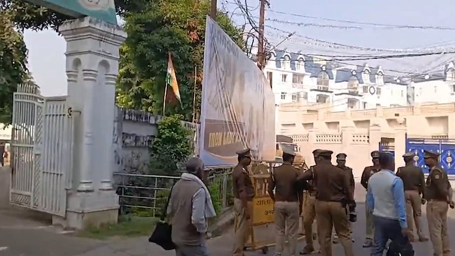 <div class="paragraphs"><p>Police deployed outside Congress Lucknow office.</p></div>