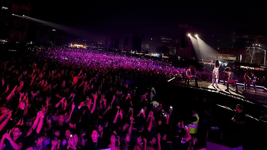 <div class="paragraphs"><p>Dua Lipa performs in Mumbai.</p></div>