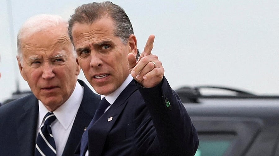 <div class="paragraphs"><p>Hunter and Joe Biden</p></div>