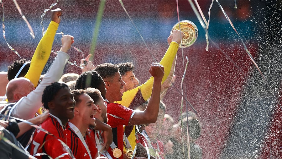 <div class="paragraphs"><p>Manchester United players celebrate after winning the FA Cup.</p></div>