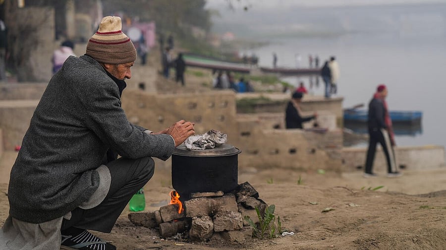 <div class="paragraphs"><p>A man sits near a bonfire on a cold winter day, at Yamuna ghat in New Delhi. Representative image.</p></div>