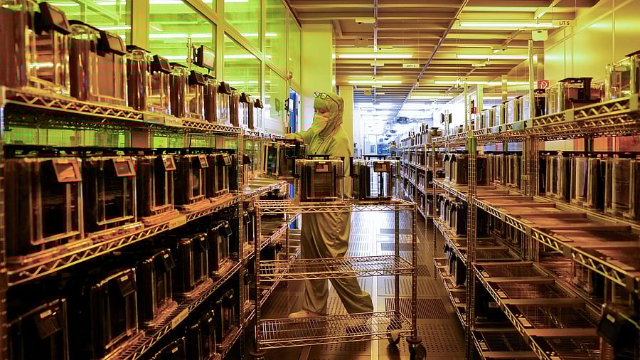 <div class="paragraphs"><p>Representative image for chip fabrication plant.</p></div>