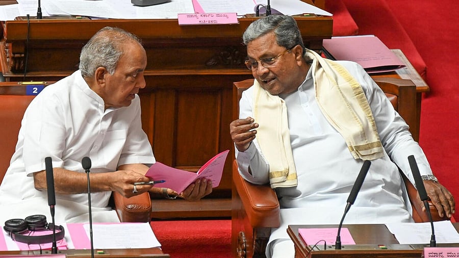 <div class="paragraphs"><p>N S Boseraju (left) with Siddaramaiah. </p></div>
