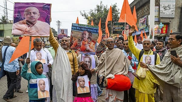 <div class="paragraphs"><p>Vishwa Hindu Parishad (VHP) workers raise slogans during a protest against the arrest of Hindu spiritual leader Chinmoy Krishna Das in Bangladesh, in Nadia, West Bengal</p></div>