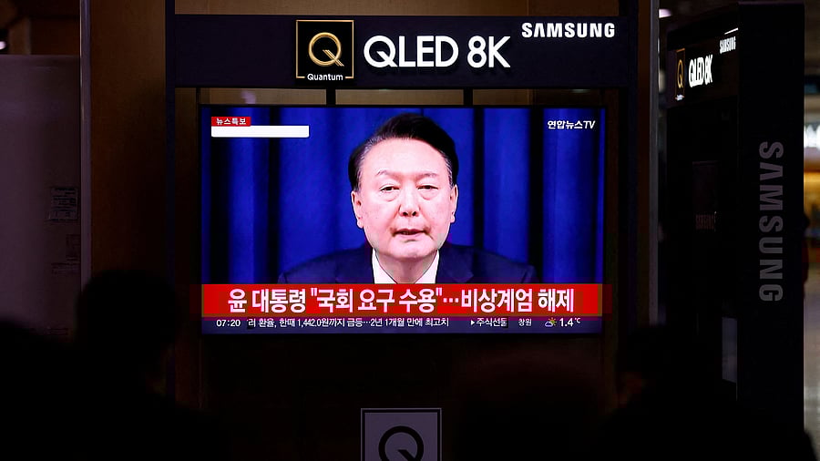 <div class="paragraphs"><p> People watch a TV screen broadcasting a news report on South Korean President Yoon Suk Yeol. Representational purpose.&nbsp;</p></div>
