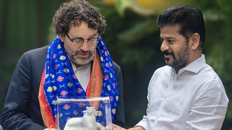 <div class="paragraphs"><p>A Revanth Reddy presents a memento to Royal Hansen. </p></div>