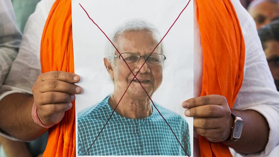 <div class="paragraphs"><p>Members of Hindu Hitarakshana Vedike hold a poster of Bangladesh's interim leader Muhammad Yunus in Bengaluru to condemn the ongoing atrocities on Hindus in Bangladesh.</p></div>