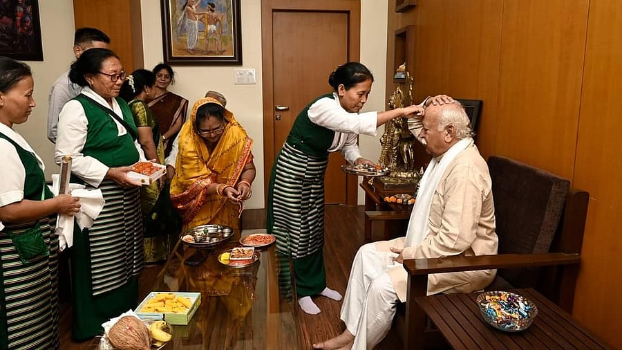 <div class="paragraphs"><p>Women members connected to Bharat Tibetan Sahayog Manch tie rakhis to RSS chief Mohan Bhagwat</p></div>