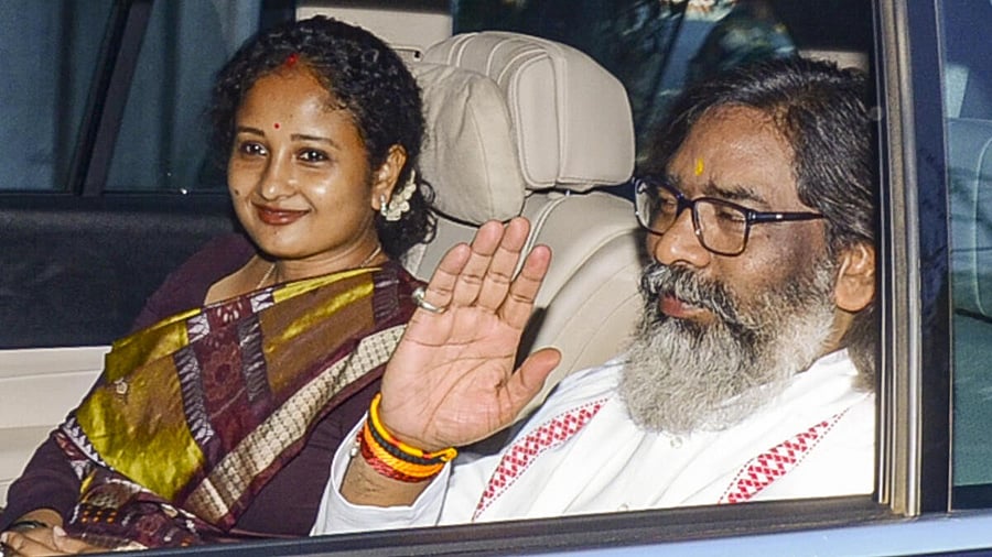 <div class="paragraphs"><p>Jharkhand Chief Minister Hemant Soren with his wife and JMM leader Kalpana Soren arrives to attend the swearing-in ceremony of the state cabinet ministers.</p></div>