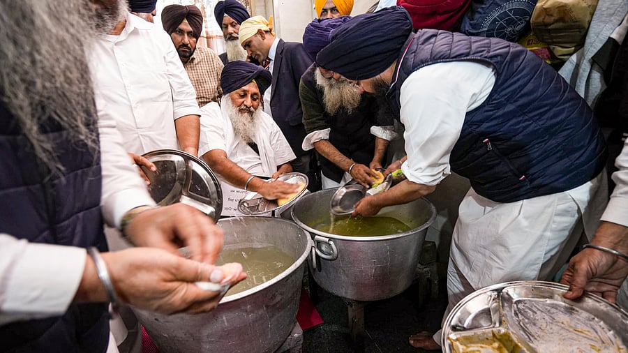<div class="paragraphs"><p>Shiromani Akali Dal leader Sukhbir Singh Badal washes dishes as he serves his Tankhah (religious punishment) </p></div>