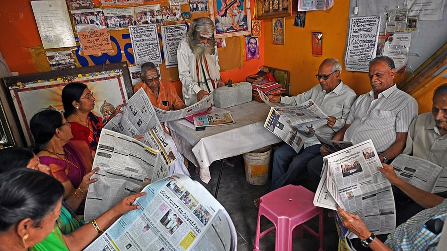 <div class="paragraphs"><p>Senior citizens read newspapers at Sneha Uchita Vachanalaya at Canara Bank Colony, Uttarahalli, Bengaluru. </p></div>