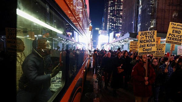 <div class="paragraphs"><p>People take part in a protest on the day of the release of a video showing the Memphis police beating of Tyre Nichols, the young Black man who died while hospitalized three days after he was pulled over while driving by Memphis police officers, at a protest in New York, US.</p></div>