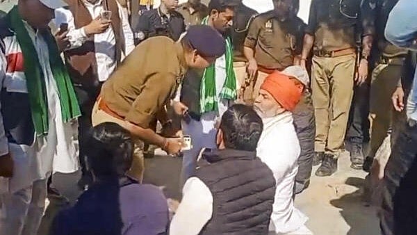 <div class="paragraphs"><p>BKU leader Rakesh Tikait speaks to a police personnel, in Aligarh, UP, Wednesday, Dec. 4, 2024. He was detained while on his way to Greater Noida to participate in a meeting of farmer leaders.</p></div>