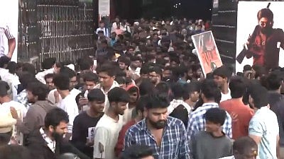 <div class="paragraphs"><p>Screengrab of huge crowd of fans outside theater for Pushpa 2 screening&nbsp;</p></div>