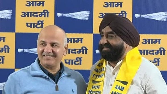 <div class="paragraphs"><p>Surendra Pal Singh Bittu with Manish Sisodia</p></div>