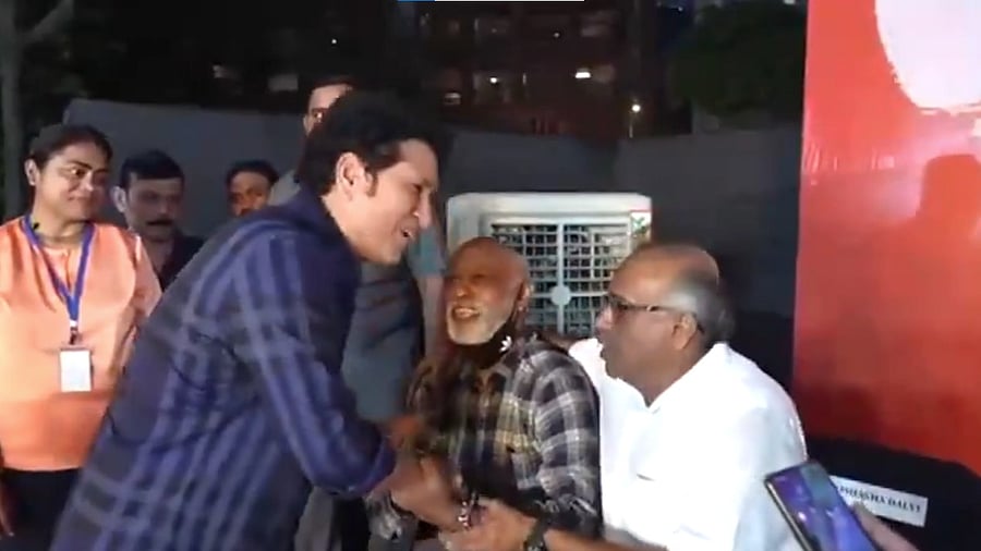 <div class="paragraphs"><p>Sachin Tendulkar with Vinod Kambli.</p></div>