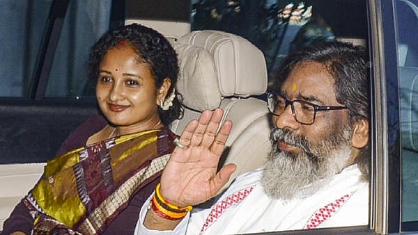 <div class="paragraphs"><p>Jharkhand Chief Minister Hemant Soren with his wife and JMM leader Kalpana Soren </p></div>