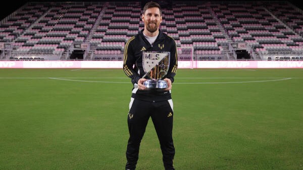 <div class="paragraphs"><p>Inter Miami CF forward Lionel Messi (10) holds the London Donovan MVP Award during a presentation ceremony at Chase Stadium.</p></div>