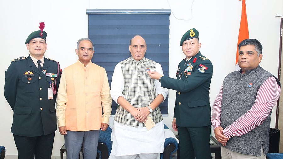<div class="paragraphs"><p>Defence Minister Rajnath Singh (C).</p></div>