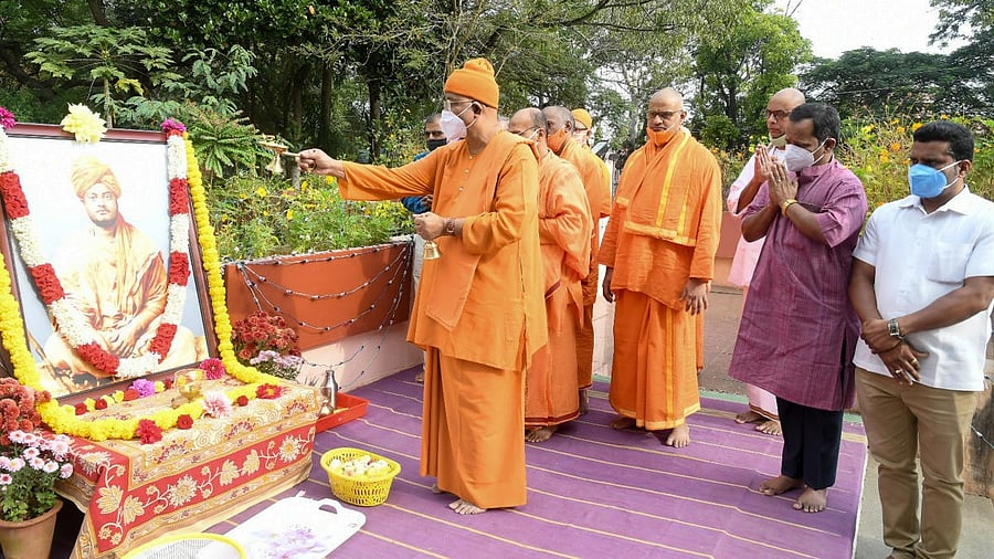 <div class="paragraphs"><p>Swami Mukthidananda of Sri Ramakrishna Ashrama offers floral tributes to the portrait of Swami Vivekananda in Mysuru. </p></div>