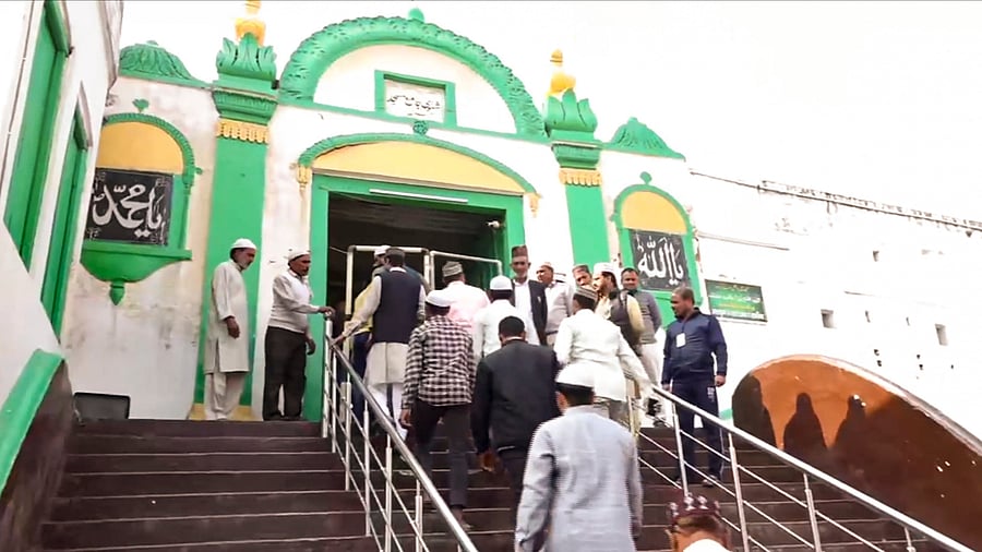 <div class="paragraphs"><p>Devotees arrive at the Shahi Jama Masjid to offer prayers, in Sambhal.</p></div>