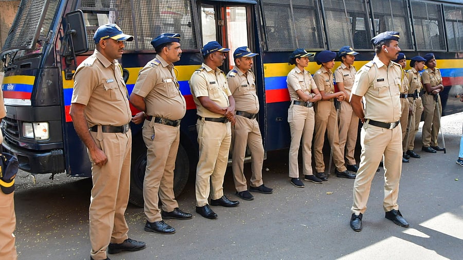 <div class="paragraphs"><p>Mumbai Police personnel. Representative image</p></div>