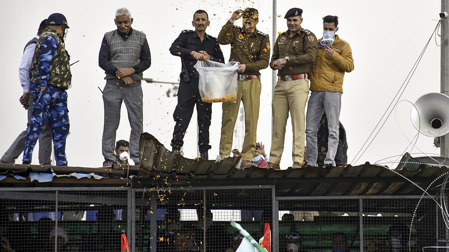<div class="paragraphs"><p>Police shower flowers on farmers agitating at Shambhu border, in Patiala district.</p></div>