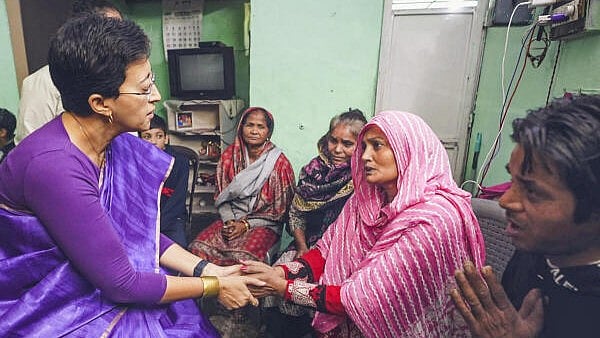 <div class="paragraphs"><p>Delhi Chief Minister Atishi meets family of a 12-year-old boy who died following a scuffle with some students at his school.</p></div>