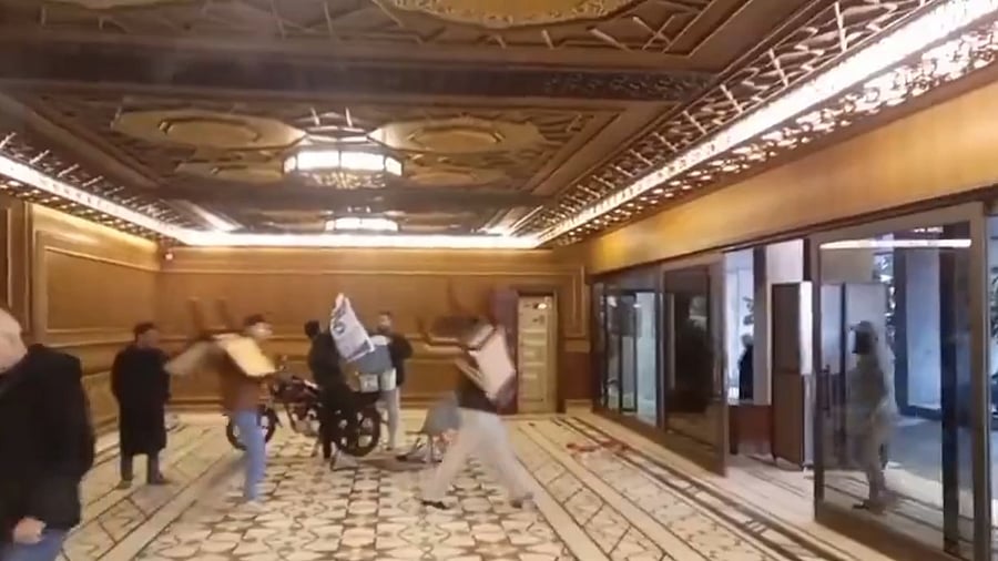 <div class="paragraphs"><p>Syrians taking away furniture from President Bashar al-Assad's residence. </p></div>