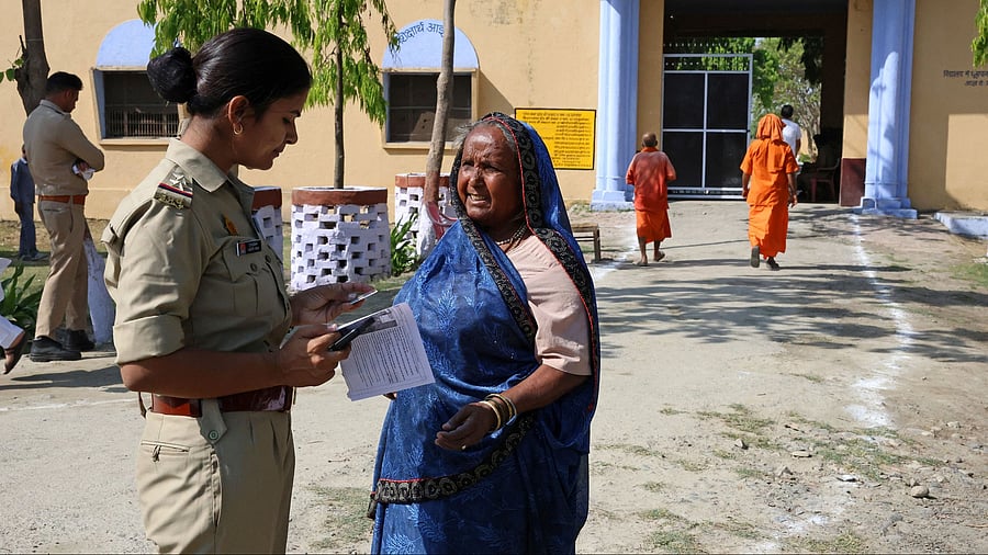 <div class="paragraphs"><p>A woman police officer helps a voter. Representational image. </p></div>