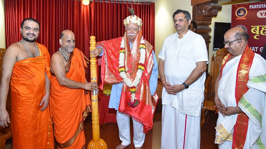 <div class="paragraphs"><p>RSS Sarsanghchalak Mohan Bhagwat was conferred with the title <em>'Hindu Samrat' </em>by Paryaya Puttige mutt seer Sugunendra Teertha Swamiji at Udupi mutt.</p></div>