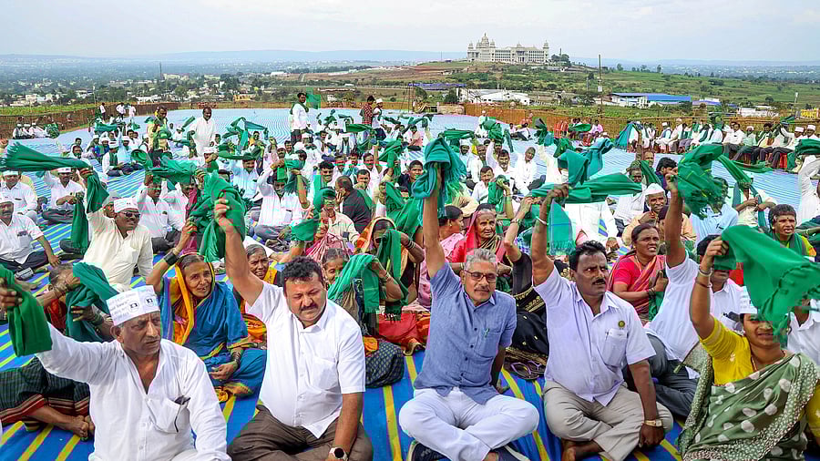 <div class="paragraphs"><p>Farmers stage a protest outside Suvarna Soudha during the Winter session of Karnataka Legislative Assembly, in Belagavi district, Monday, Dec. 4, 2023.</p></div>