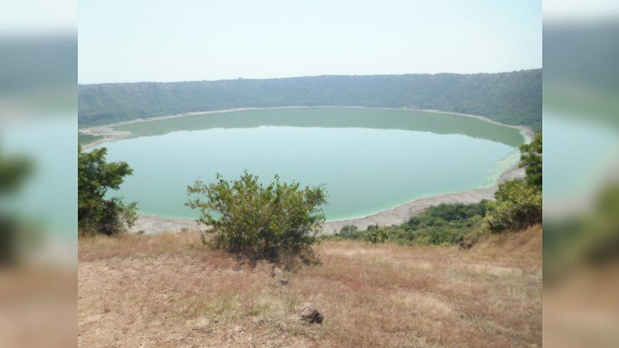 <div class="paragraphs"><p>Lonar lake. </p></div>