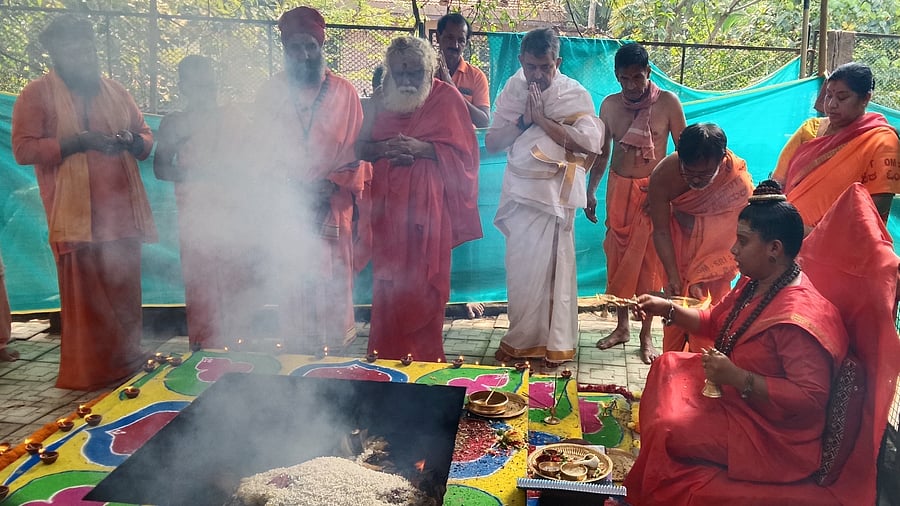 <div class="paragraphs"><p>Mathe Shivajnanamahi offering naivedya during the conclusion of Soundarya Lahari Mahayaga, organised under the aegis of the Karnataka chapter of Akhila Bharatiya Santa Samiti, at Om Shree Mutt in Mary Hill on Monday.</p></div>